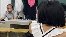 老師抬頭看，問我們班來新同學(xué)了嗎