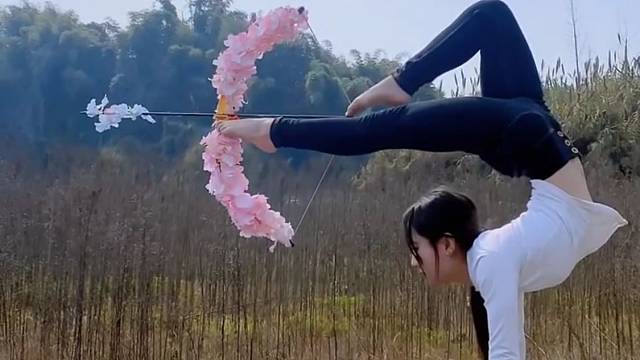 再来给大家表演一下完整版倒立射箭