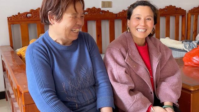 老妈怀疑妞妞有二胎，拿礼看望却闹出大笑话，小伙也跟着遭殃