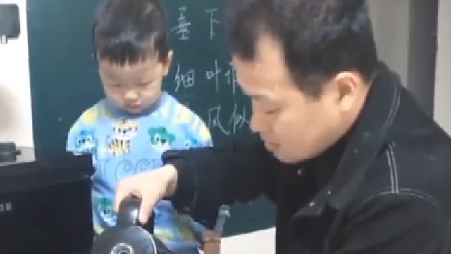 给这位爸爸的育儿方式点