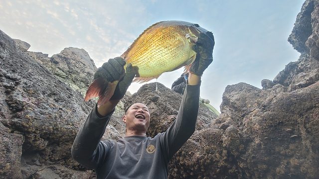 老渔民口中得知的深水坑，抓到难得一遇极品深海鱼，刺身一级棒