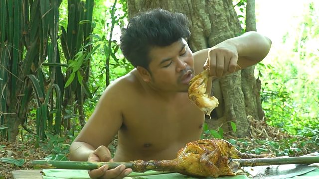 在山里烤鸡配上酸辣酱，抱着啃真过瘾
