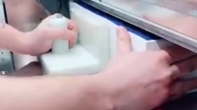 这机器必须两只手才能切下去