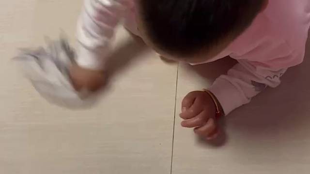 哈哈会帮大人收拾卫生了