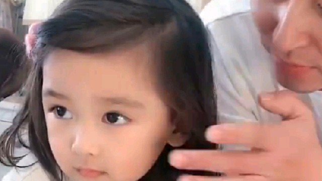 这是有多嫌弃爸爸呀，还擦一擦