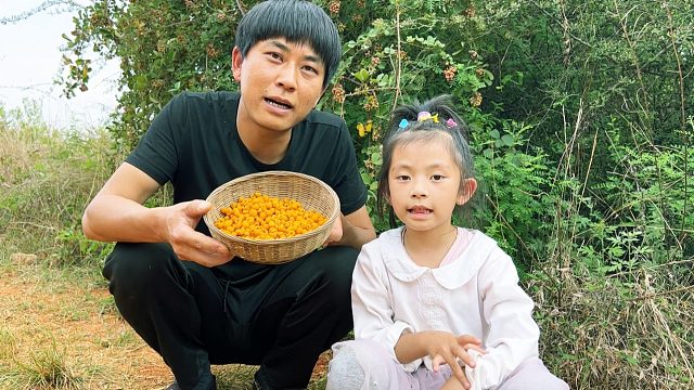 6岁女孩想吃野果，爸爸带女儿去摘，没想到还有意外惊喜