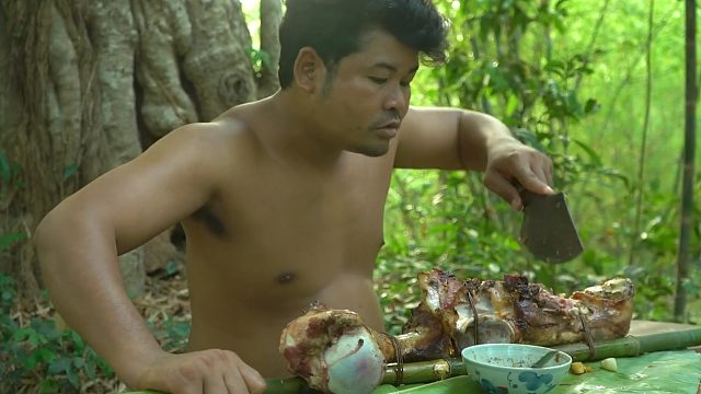 牛腿骨烤熟配酸辣酱，抱着啃真过瘾