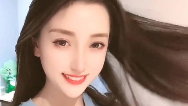 有人喜欢你绑着头发的样子，有人喜欢你披着头发的样子，于是你犹豫到底该绑着还是披着，可是你忽略了，真正