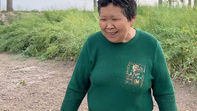 公公花100多给二宝买玩具，却向婆婆报5倍价格，给钱那一刻真逗