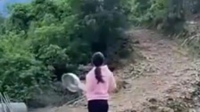 女子大喊开饭了后5秒，才明白她为何蹲着往回跑