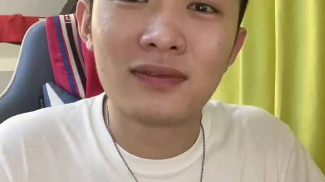 不好意思，眼泪从嘴角流下。