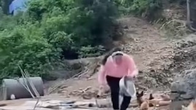 女子大喊开饭了后5秒，才明白她为何蹲着往回跑-女子大喊开饭了后5秒，才明白她为何蹲着往回跑