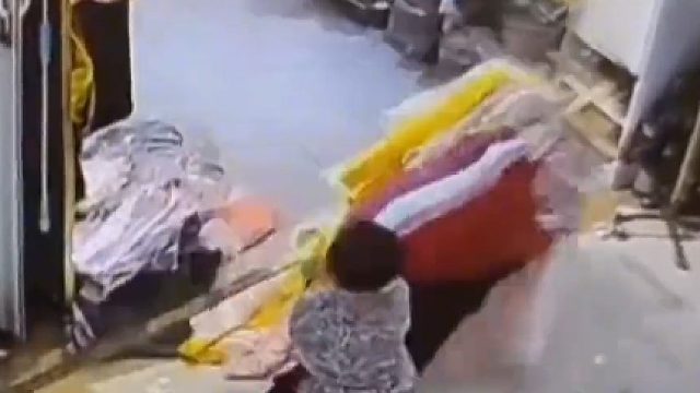 男孩不小心推倒衣架弄破5件衣服