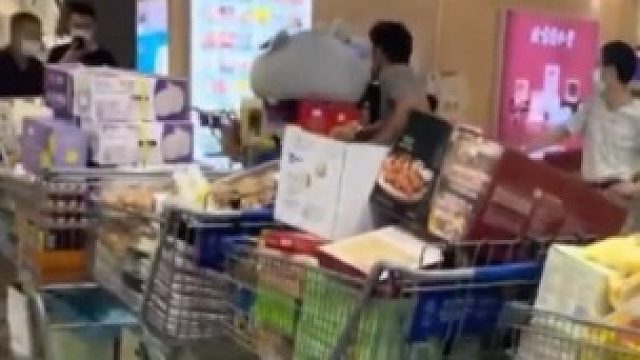 小伙超市购物，用5辆购物车连成串囤物资，围观群众反应亮了！
