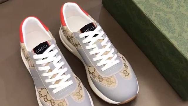 Gucci印花帆布打造，鞋舌装饰品牌布标logo，细节精细，头层牛皮打造舒适脚感