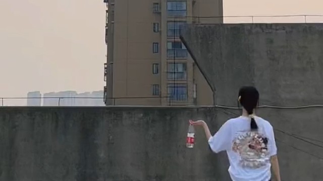 我提着一壶农夫山泉酒来了，来口儿不