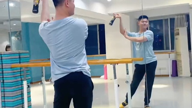 我提着酒来分解教学了