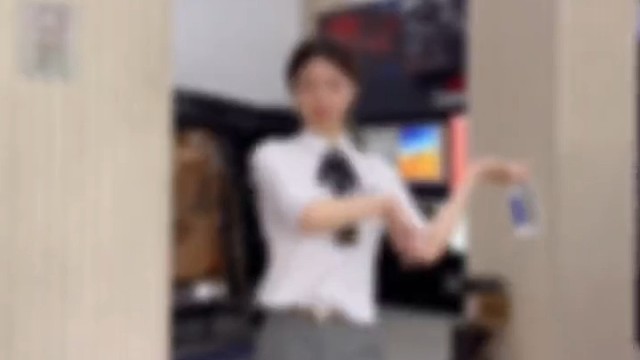 我提着一壶酒，看花开花败。这瓶水我干了，你们随意。