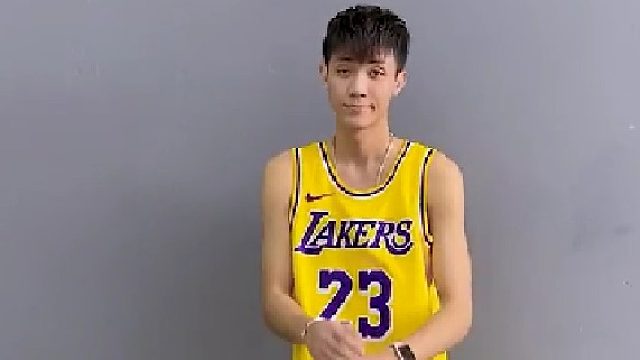 没事就爱研究球衣穿搭