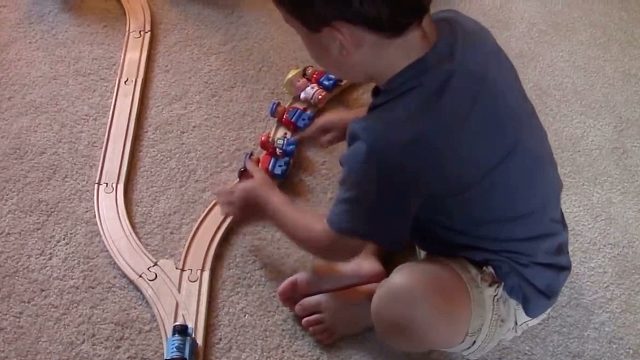 两岁小孩解开了电车难题