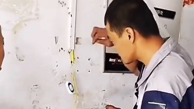 一看到大哥手上的龙，我就知道是个狠人