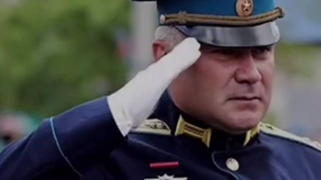 去时红花加身，归来国旗护体