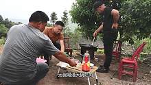 农村几兄弟相聚，炖一锅甲鱼炖黄鳝，这顿吃了又要胖几斤