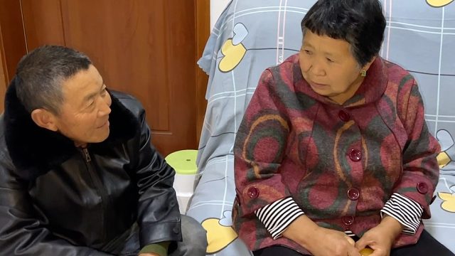 公公请儿媳接婆婆被拒，只好带着3岁孙女帮忙，看婆婆娘家啥态度