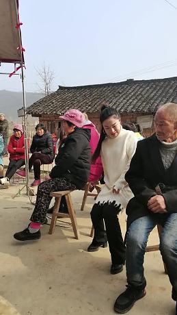 你大伯是個(gè)老實(shí)人，不要逗他