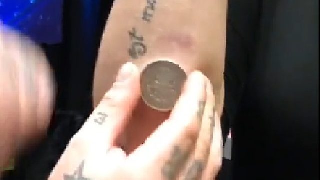 不可能，硬币钻进手臂里