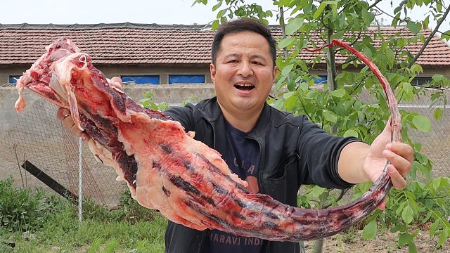 450元买个12斤大牛尾，做个“红烧牛尾”，一口肉一口酒，过瘾