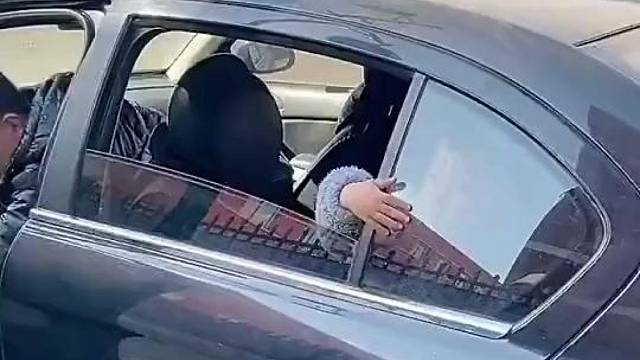 哈哈哈，直接吓傻