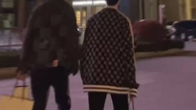 没什么架子，全靠我儿给我面子