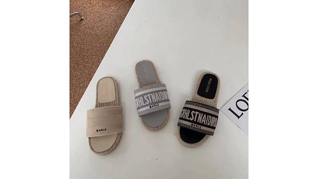 换上漂亮的鞋子，大步向前爱翻阅所有过往，为自己的生活拉开漂亮的序章。