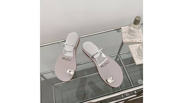 夏日懒人限定必备，时尚简约设计。