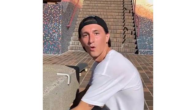 这个墙还挺有弹性