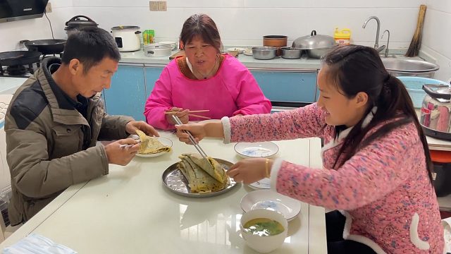 小伙下厨炖一锅鲫鱼汤，老妈再摊10个软菜盒，今天媳妇负责吃就行