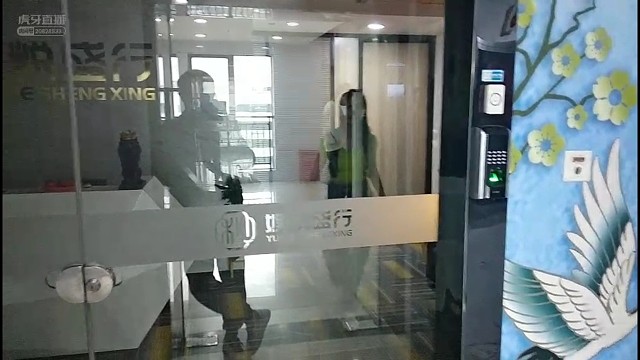 美女邹邹帮我们开门