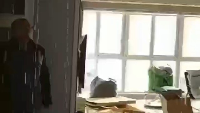 外面大雨，家里也是大雨