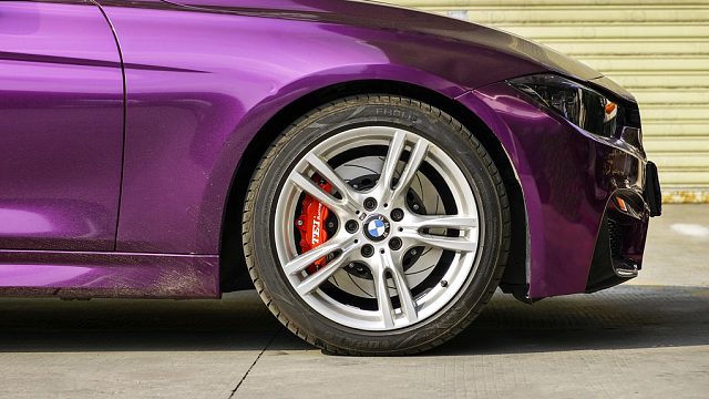 宝马320i(F30)刹车改装升级,TEI刹车套件，四活塞卡钳脚感更激进~