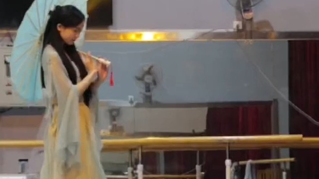 你听那落雨嘀嗒不知能否有幸借公子的一把油伞