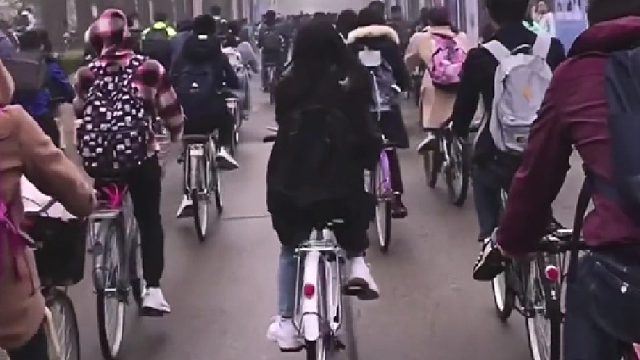 清华大学生最离不开的就是自行车