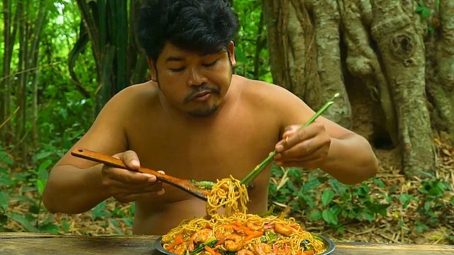 河里的虾真多，抓几只切开焖面吃，吃一口味真鲜