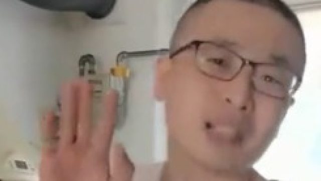 爸爸看到女儿做饭后，隔空给未来亲家和女婿提建议，网友听后笑疯