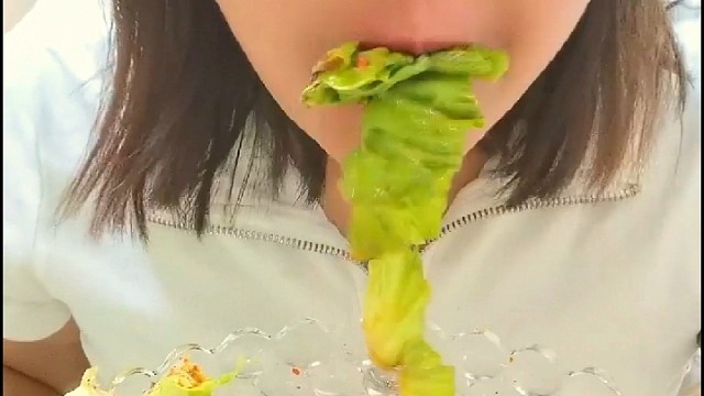 今天吃个凉拌减脂餐，希望这个夏天不在胖