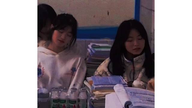 别人亲你你亲回去，我亲你你报警是吧