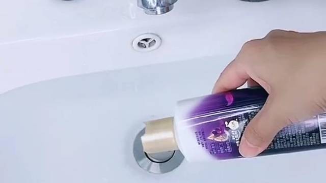 白衣服发黄不好清洗，教你一招像新买的一样