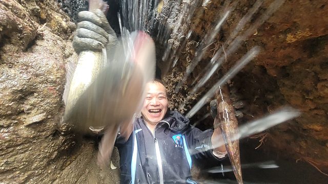 小明突发疾病，阿峰在秘密宝藏水坑抓鱼赚得盆满钵满，笑得合不拢嘴