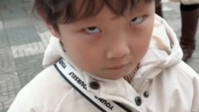 妈妈特意接孩子放学花其零花钱，孩子出校门见到妈妈的表情亮了