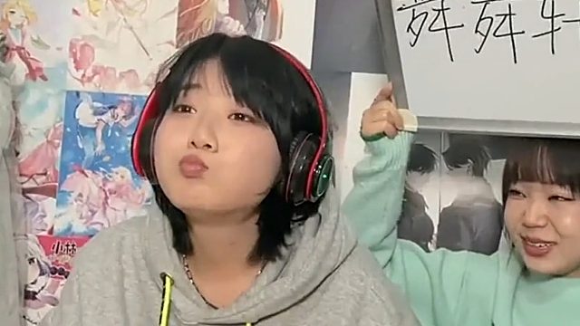 和闺蜜的唇语挑战